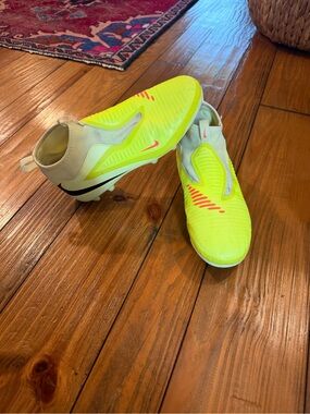 Nike Neon Yellow/pink Phantom Nike Cyclone Kids' Soccer Cleats Girls size 5.5